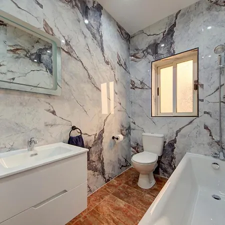 Luxurious Steps From Spinola Bay * Saint Julian's