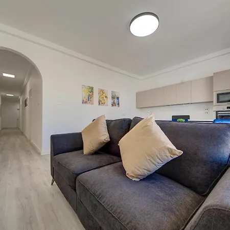 Luxurious Steps From Spinola Bay