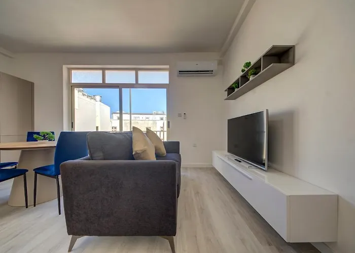 Luxurious Steps From Spinola Bay