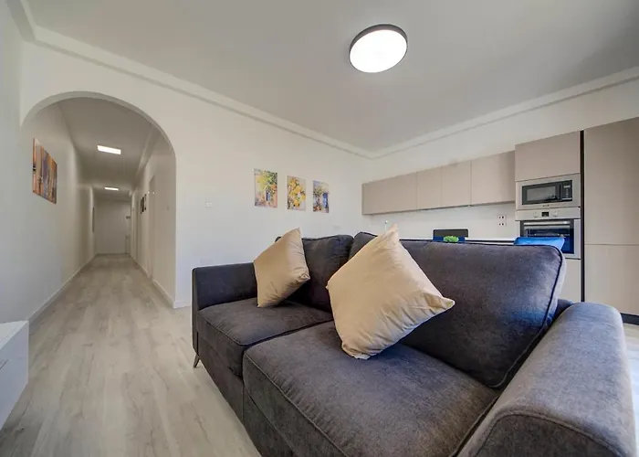 Luxurious Steps From Spinola Bay