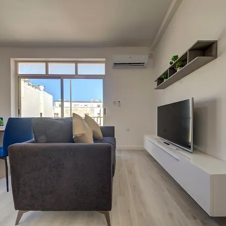 Luxurious Steps From Spinola Bay