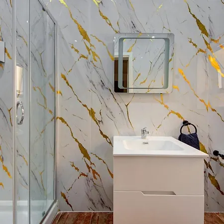 아파트 Luxurious Steps From Spinola Bay