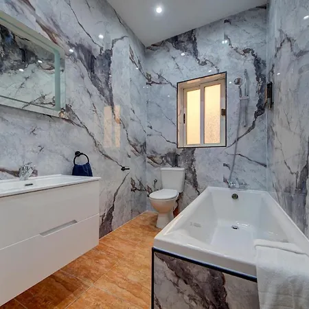 Luxurious Steps From Spinola Bay Appartement