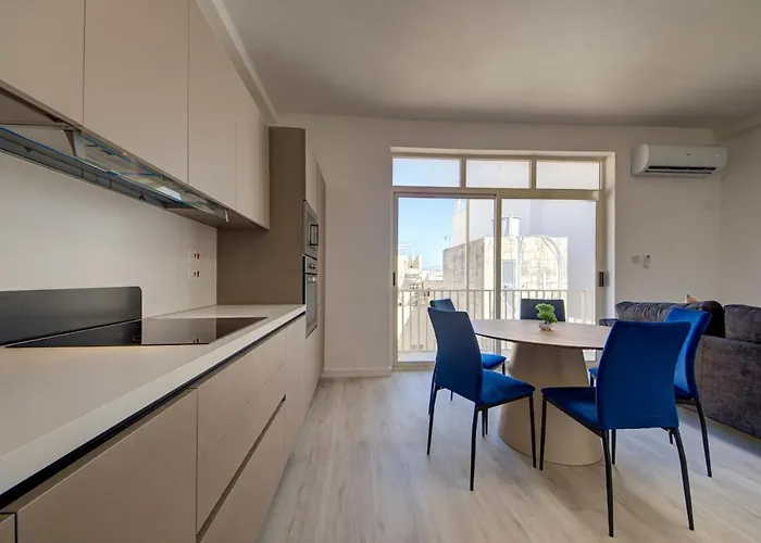 Luxurious Steps From Spinola Bay *