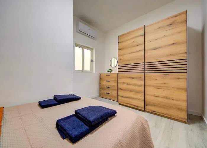 Luxurious Steps From Spinola Bay Διαμέρισμα Saint Julian's