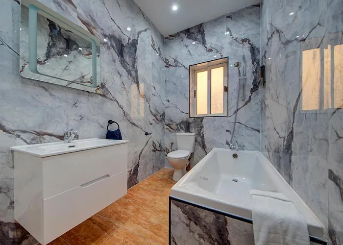 Luxurious Steps From Spinola Bay Διαμέρισμα