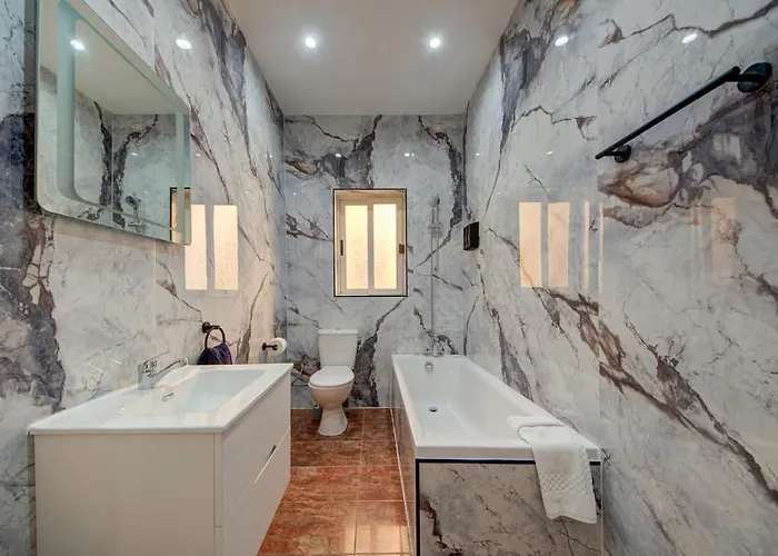 Διαμέρισμα Luxurious Steps From Spinola Bay